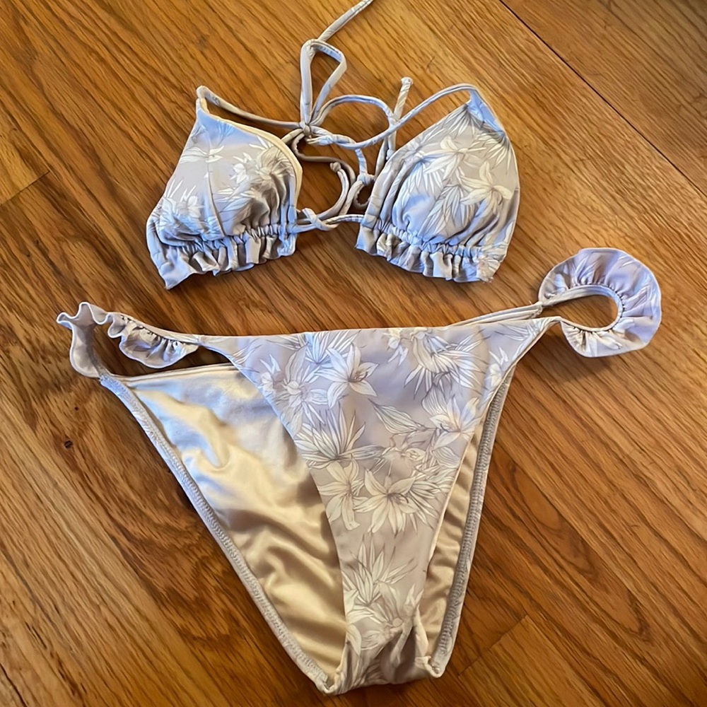 Purple and white Floral Ruffle strappy Bikini Set Small top Medium bottom S/M